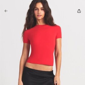 SKIMS FITS EVERYBODY T-SHIRT in Cherry